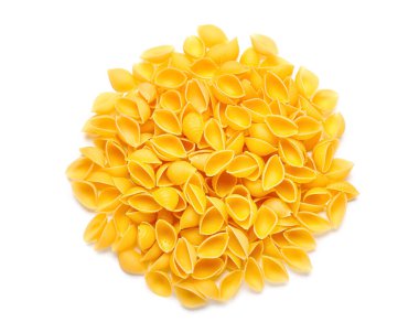 Beyaz arkaplanda izole edilmiş çiğ koni makarnası yığını