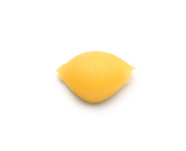 Beyaz arkaplanda çiğ konchiglie makarna izole