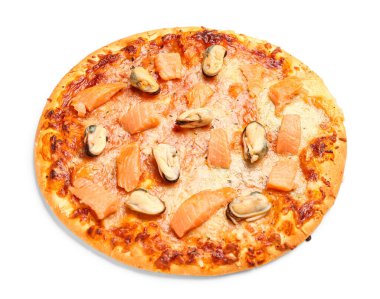 Beyaz arka planda izole edilmiş lezzetli deniz ürünleri pizzası.