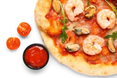 Lezzetli deniz ürünleri pizza ve sos beyaz arka planda izole, yakın plan