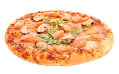 Beyaz arka planda izole edilmiş lezzetli deniz ürünleri pizzası.