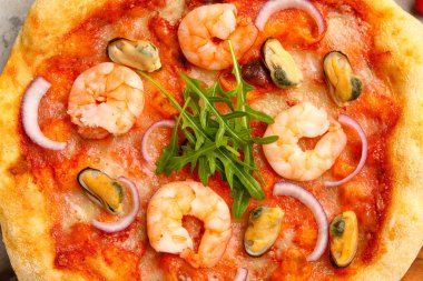 Lezzetli deniz ürünleri pizzası, yakın plan.