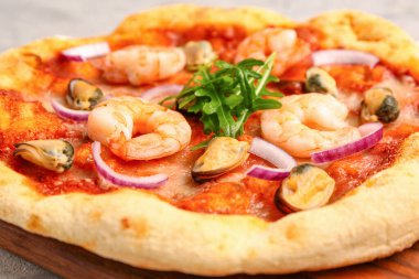 Lezzetli deniz ürünleri pizzası, yakın plan.