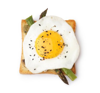 Yumurtalı lezzetli sandviç ve beyaz arka planda kuşkonmaz.