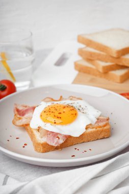 Yağda yumurta ve pastırmalı nefis bir sandviç.