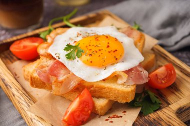 Lezzetli sandviç, yağda yumurta, domates ve domuz pastırması.