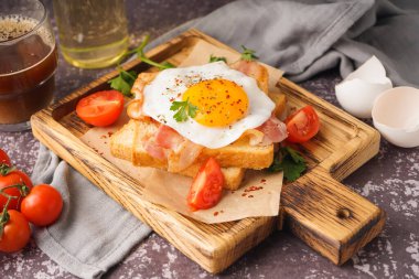 Lezzetli sandviç, yağda yumurta, domates ve domuz pastırması.