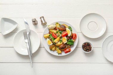 Hafif arka planda lezzetli patates salatası ile kompozisyon, üst manzara.