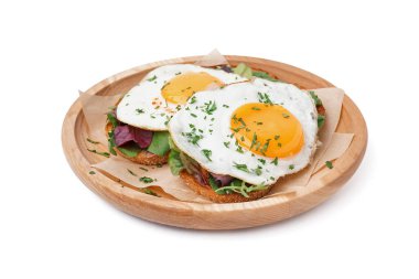 Beyaz arka planda kızarmış yumurtalı lezzetli sandviçler.