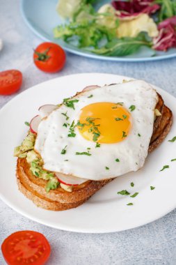Grunge arka planında sahanda yumurta olan lezzetli bir sandviç.