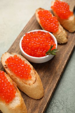 Renkli kırmızı havyarlı lezzetli bruschettalar.