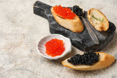 Kırmızı ve siyah havyarlı lezzetli bruschettalar.