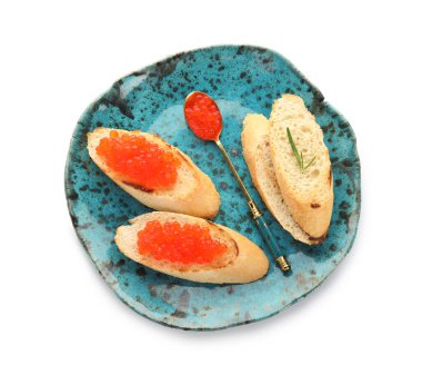 Beyaz arka planda kırmızı havyarlı lezzetli bruschettalar.