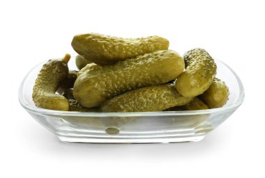 Beyaz arka planda lezzetli mayalanmış salatalıklı kase