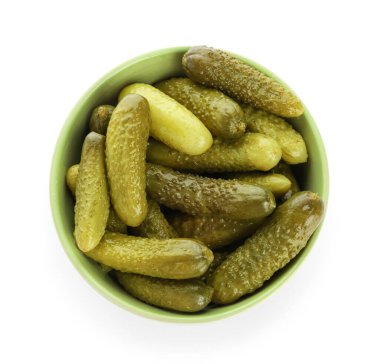 Beyaz arka planda lezzetli mayalanmış salatalıklı kase