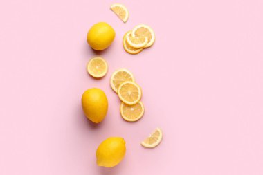 Kesimli kompozisyon ve pembe arka planda taze limon.