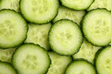 Arka plan olarak taze salatalık parçaları, yakın plan.