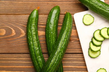 Ahşap arka planda taze salatalıklar, yakın plan.