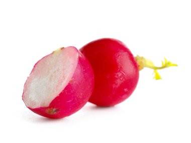 Beyaz arkaplanda taze turp izole edildi