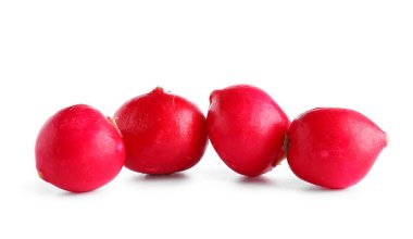 Beyaz arkaplanda taze turp izole edildi