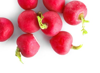 Beyaz arkaplanda izole edilmiş taze turp yığını