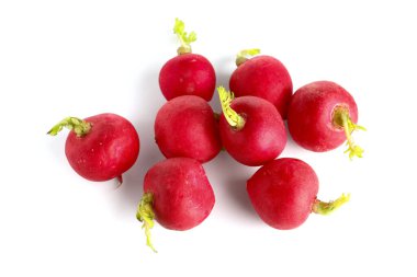 Beyaz arkaplanda izole edilmiş taze turp yığını