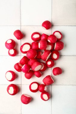 Beyaz fayanslı taze turp yığını