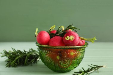 Yeşil ahşap arka planda taze turplu kase.