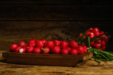 Ahşap zemin üzerinde taze turp olan tahta.