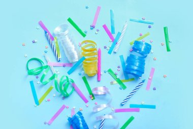 Mavi arka planda yılan balıklı konfeti. Çocuk Bayramı kutlaması