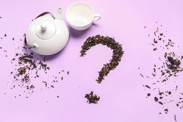 Znak Zapytania Wykonany Suchej Herbaty Czajnikiem Filiżanką Tle Liliowym — Zdjęcie stockowe