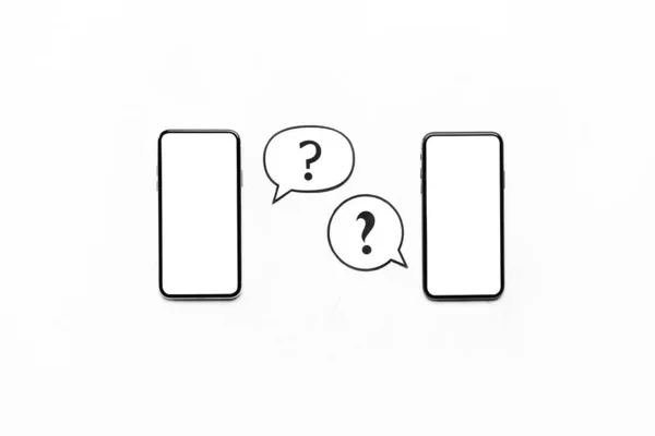 Spraakbellen Met Vraagtekens Mobiele Telefoons Witte Achtergrond — Stockfoto