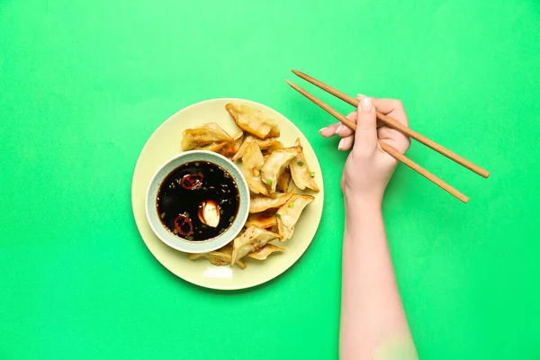 Mujer Comiendo Sabrosos Jiaozi Chinos Salsa Sobre Fondo Verde —  Fotos de Stock