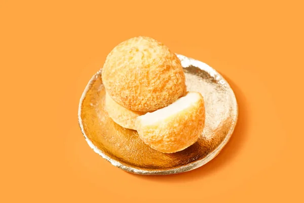 Piring Dengan Pastri Choux Lezat Pada Latar Belakang Oranye — Stok Foto
