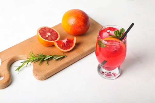 Bicchiere Gustoso Sangue Arancio Frutta Fresca Limonata Sfondo Chiaro — Foto Stock