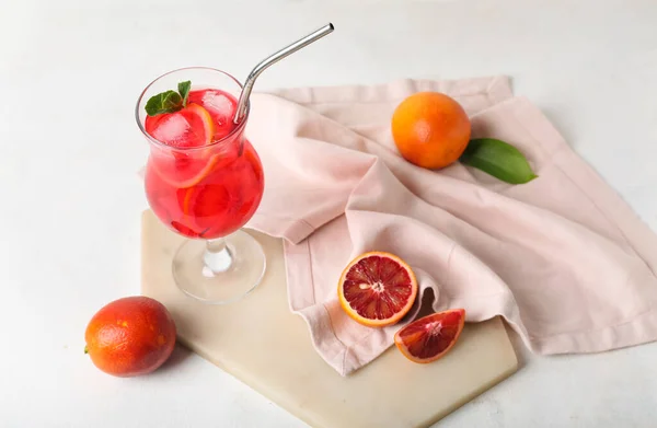 배경에는 맛있는 흐르는 오렌지 레모네이드와 과일이 — 스톡 사진