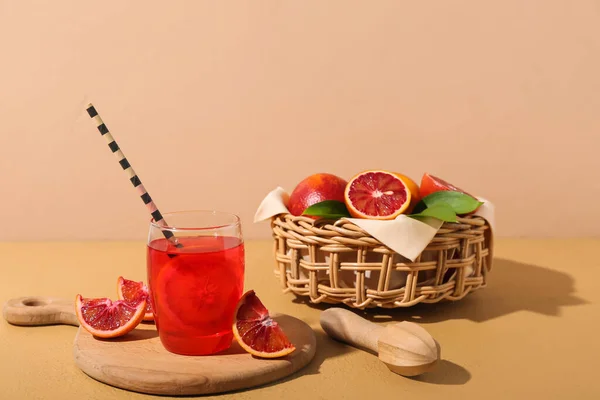 Bej Arka Planda Bir Bardak Kan Portakallı Limonata — Stok fotoğraf