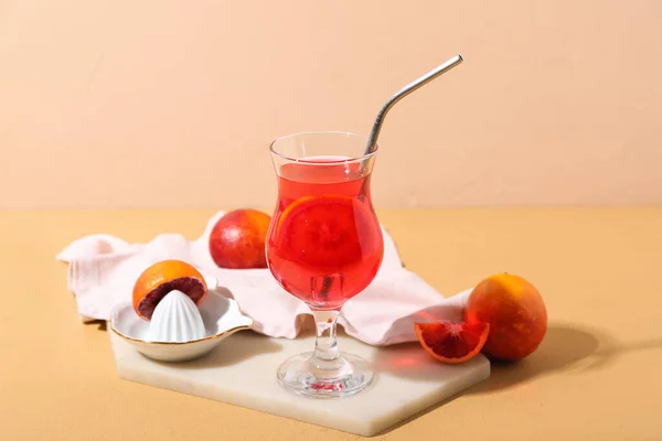 Glas Läckra Blod Apelsin Lemonad Beige Bakgrund — Stockfoto