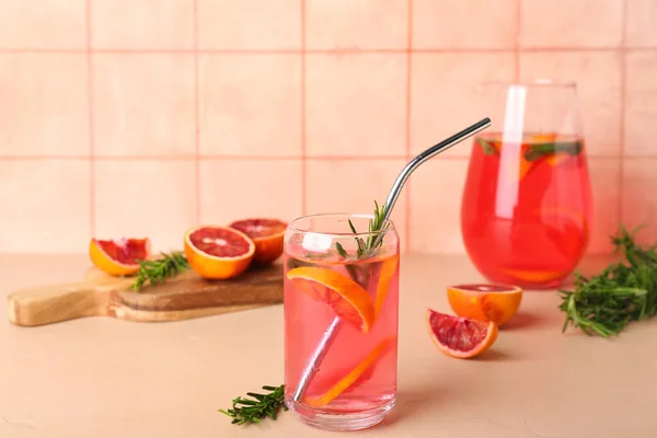 맛있는 흐르는 오렌지 레모네이드 — 스톡 사진