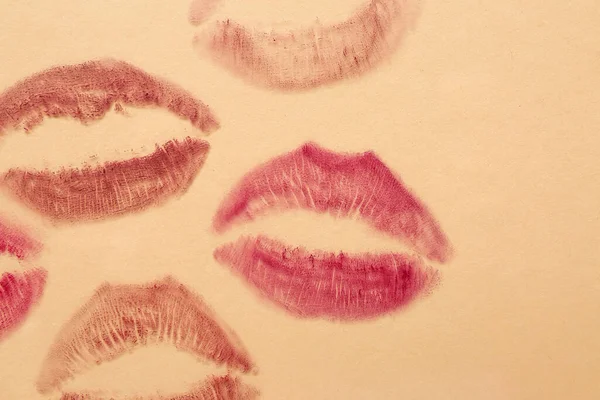 Lipstick Kiss Marks Beige Background — Stock Photo, Image
