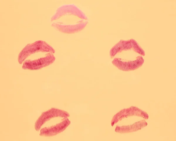 Ślady Pocałunków Szminki Beżowym Tle — Zdjęcie stockowe
