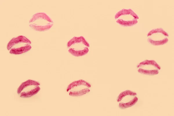 Lippenstift Kussspuren Auf Beigem Hintergrund — Stockfoto