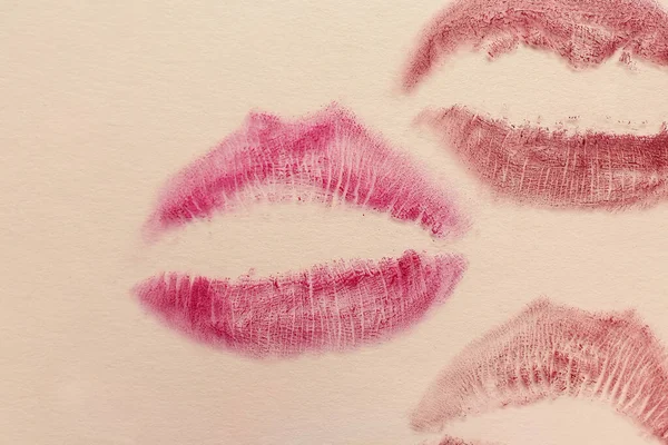 Lippenstift Kussspuren Auf Beigem Hintergrund — Stockfoto