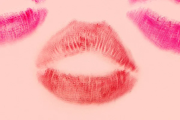 Läppstift Kyss Märken Rosa Bakgrund Närbild — Stockfoto