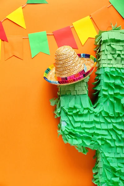 Μεξικάνικη Pinata Καπέλο Σομπρέρο Και Σημαίες Στο Φόντο Χρώμα — Φωτογραφία Αρχείου