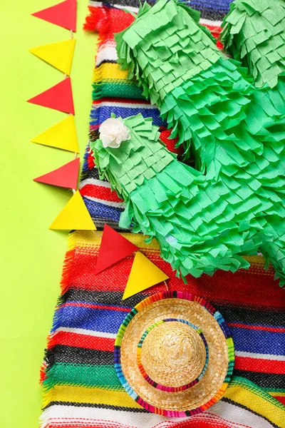 Pinata Mexicana Com Chapéu Sombrero Bandeiras Serape Fundo Verde — Fotografia de Stock