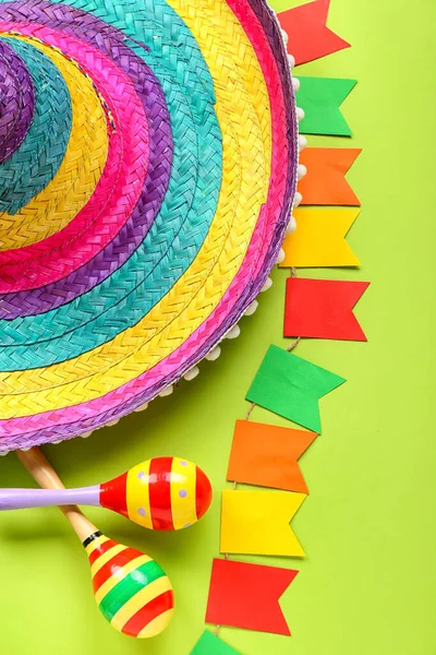 Mexikanska Maracas Med Sombrero Hatt Och Flaggor Grön Bakgrund — Stockfoto