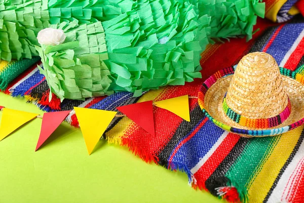 Μεξικάνικη Pinata Καπέλο Σομπρέρο Σημαίες Και Serape Πράσινο Φόντο Closeup — Φωτογραφία Αρχείου