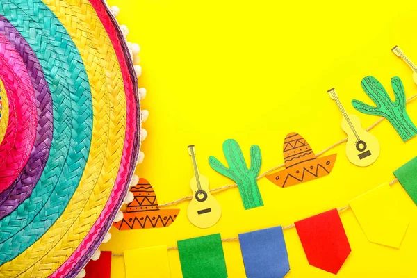 Chapéu Sombrero Com Guirlanda Mexicana Bandeiras Fundo Amarelo — Fotografia de Stock