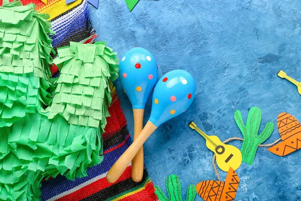 Maracas Mexicanas Con Piñata Serape Guirnalda Sobre Fondo Grunge Primer —  Fotos de Stock